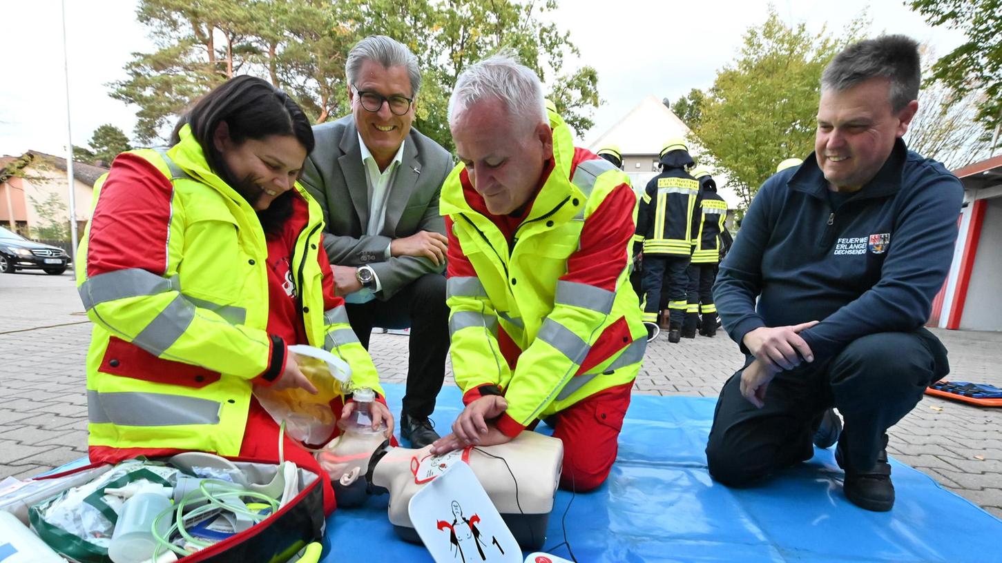 Bei der Freiwillige Feuerwehr Dechsendorf ist eine AED-Gruppe eingerichtet worden. Hier demonstrieren die Feuerwehrleute Daniela Schneider und Frank Pfeifer, wie man mit dem Defibrillator richtig umgeht. Kommandant Thomas Schneider und Sponsor Horst Amon schauen sich das an.