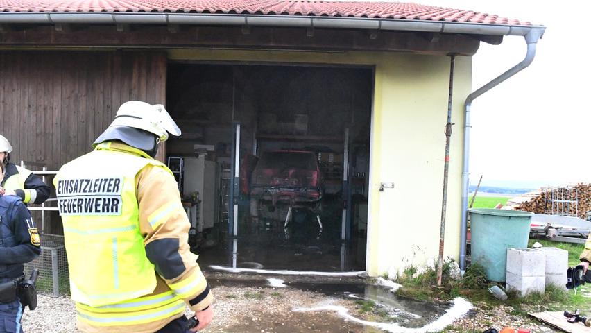 Feuer bei Forst: Auto brannte in Scheune Feuer bei Forst: Auto brannte in Scheune