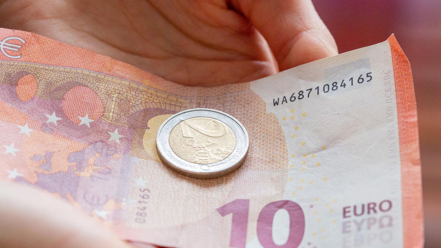 Der gesetzliche Mindestlohn steigt zum 1. Oktober auf 12 Euro je Stunde von zuvor 10,45 Euro. Seit 2015 ist der Mindestlohn damit um mehr als 40 Prozent gestiegen.