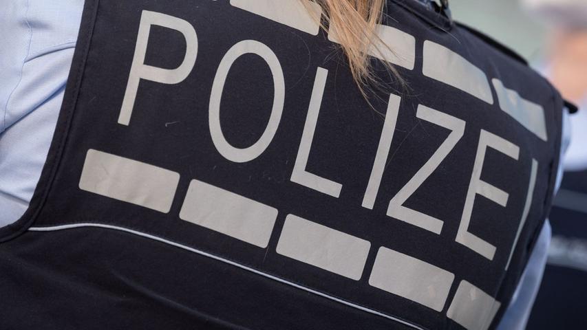 Verkleidete Betrüger: Fake-Polizisten kassieren Bußgeld auf Supermarkt-Parkplatz in Franken Verkleidete Betrüger: Fake-Polizisten kassieren Bußgeld auf Supermarkt-Parkplatz in Franken