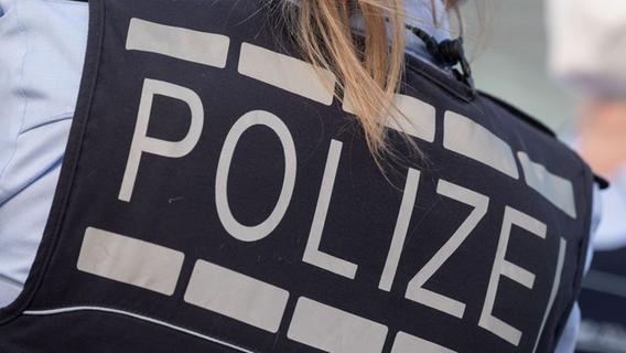 Verkleidete Betrüger: Fake-Polizisten kassieren Bußgeld auf Supermarkt-Parkplatz in Franken