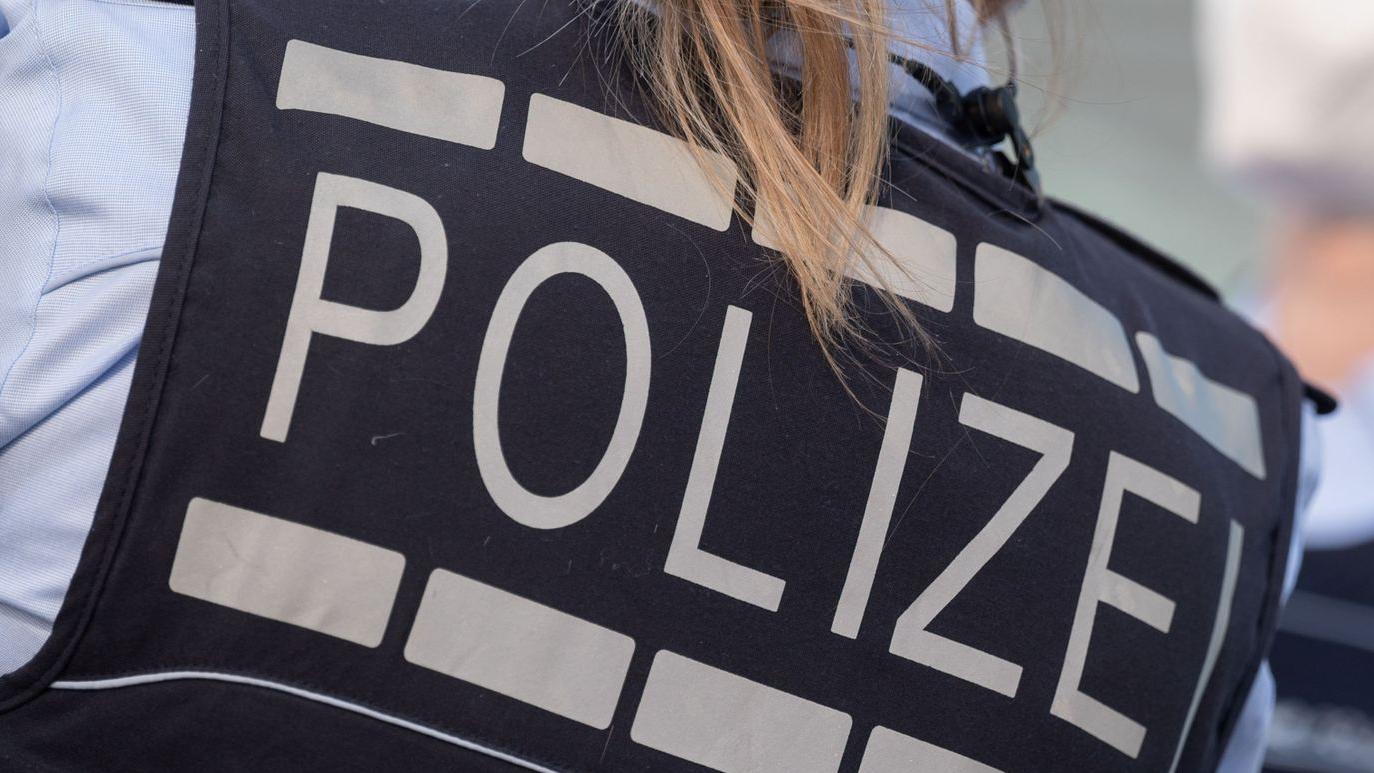 Betrüger mit Polizeiuniformen (unser Bild zeigt eine echte Uniform) haben in Neustadt/Aisch Bargeld ergaunert.