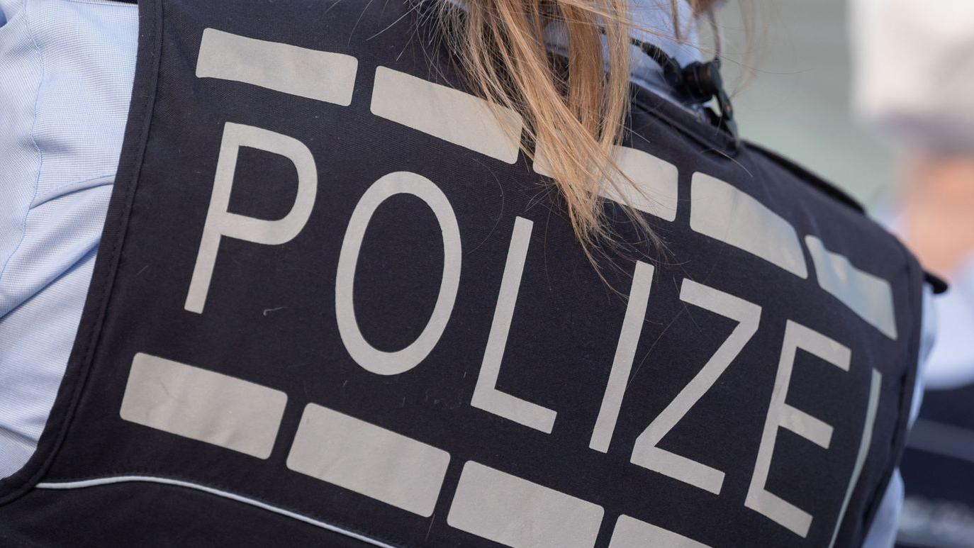 Erfolg für Fahndungskontrollgruppe: Polizei entdeckt Schmugglerversteck in Auto. Erfolg für Fahndungskontrollgruppe: Polizei entdeckt Schmugglerversteck in Auto.
