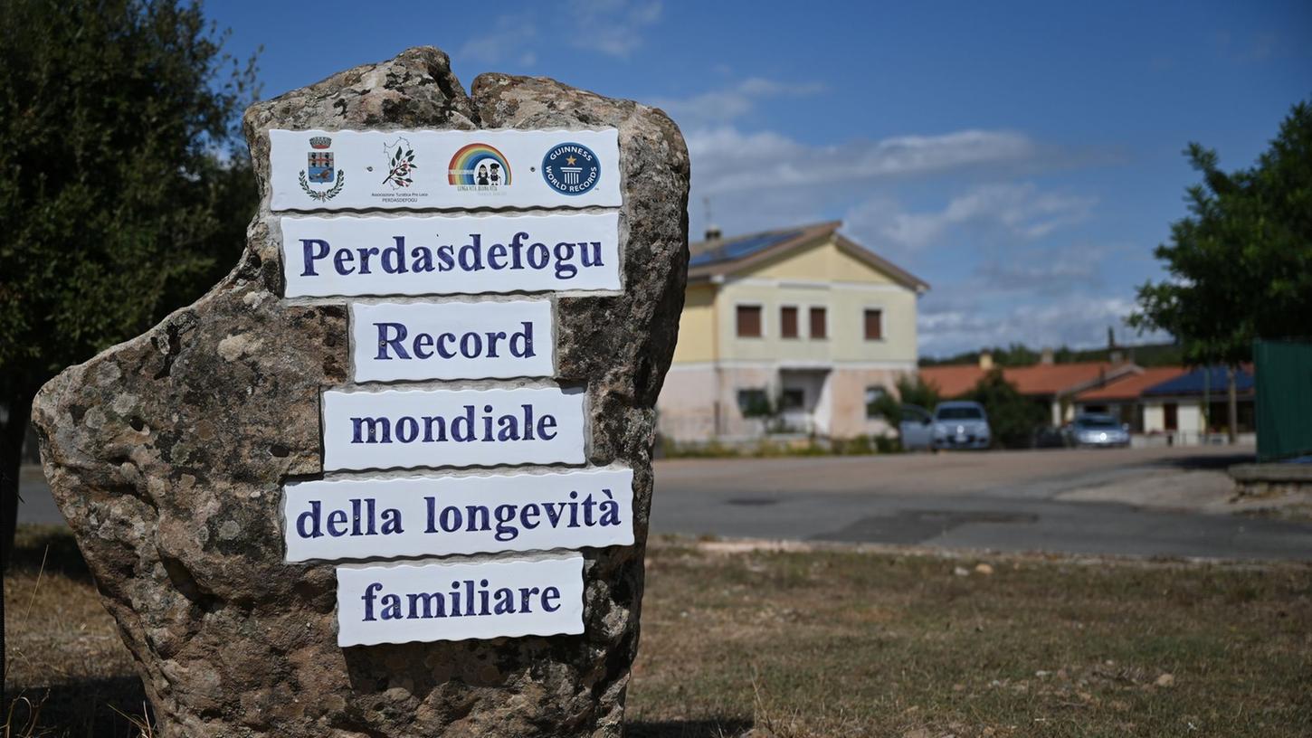 Am Ortseingang macht eine steinerne Tafel auf den Rekord aufmerksam. Perdasdefogu ist als Dorf der Hundertjährigen bekannt und hat es damit ins Guinnessbuch der Rekorde geschafft.