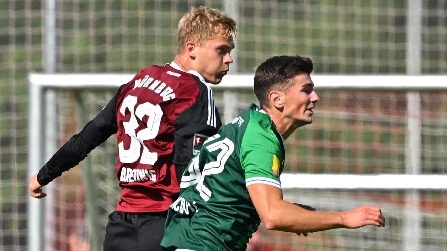 Machte seine Sache auch im Test gegen St. Gallen sehr ordentlich: Louis Breunig (li.). Machte seine Sache auch im Test gegen St. Gallen sehr ordentlich: Louis Breunig (li.).