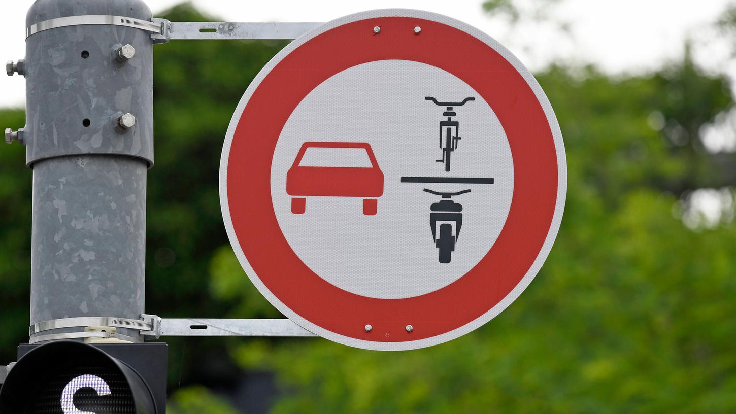 Das Schild dient dem Schutz von Fahrradfahrern & Co. Das Schild dient dem Schutz von Fahrradfahrern & Co.