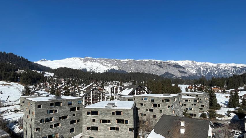 Blick auf den Ort Laax, der von Hotels und Appartmentanlagen dominiert wird. Viele Schweizer haben in Laax auch kleinere Ferienhäuser errichtet.

