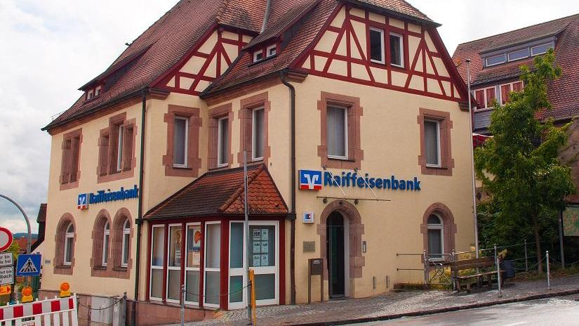 Die Raiffeisenbank und die Sparkasse Mittelfranken-Süd teilen sich künftig das Raiffeisen-Gebäude in Abenberg
