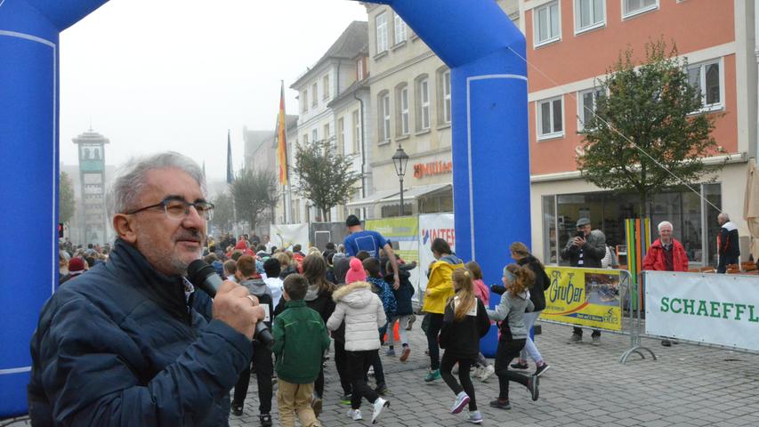 Dritter Bürgermeister Friedrich Kolb moderierte den Spendenlauf.