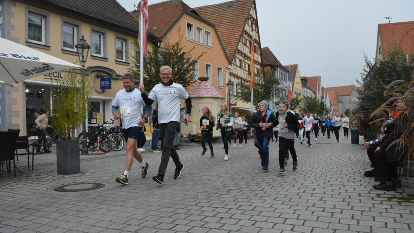 Bürgermeister Karl-Heinz Fitz (links) drehten auch einige Runden. Mitorganisator Holger Pütz-von Fabeck begleitete ihn zum Ziel.