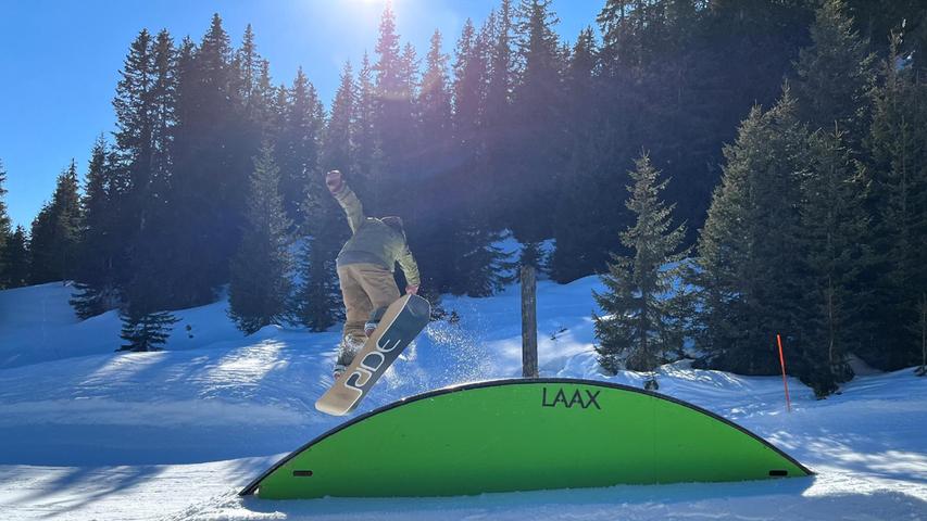 In Laax fahren genau so viele Snowboarder wie Skifahrer einträchtig nebeneinander