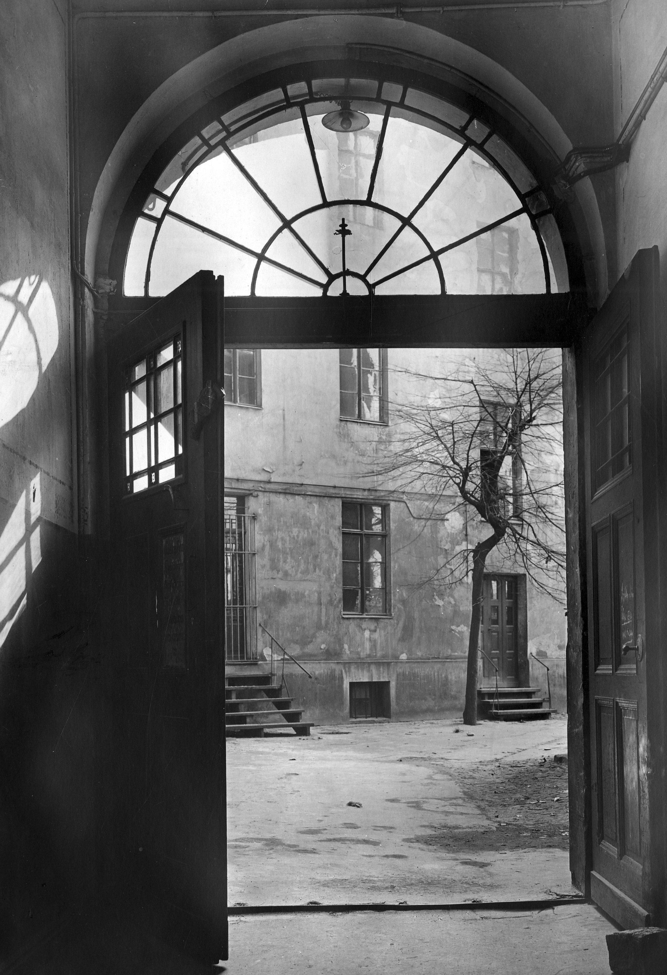 Alles begann in einem Hinterhof: In diesem Gebäude in der Schöneberger Straße in Berlin befand sich die erste Werkstatt von Siemens & Halske. Damals, im Oktober 1847, kam man noch mit zehn Mitarbeitern aus.