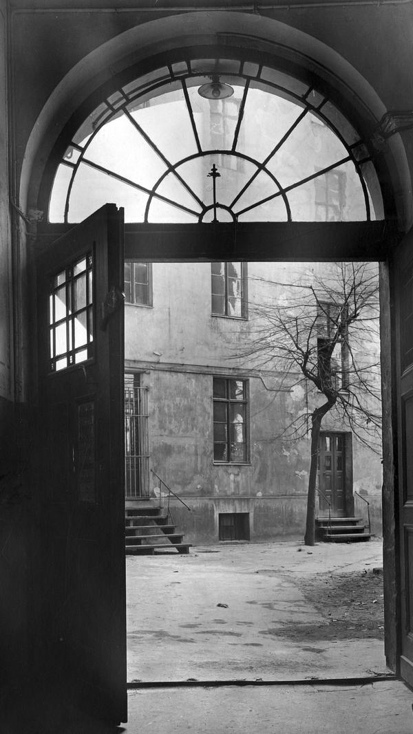 Alles begann in einem Hinterhof: In diesem Gebäude in der Schöneberger Straße in Berlin befand sich die erste Werkstatt von Siemens & Halske. Damals, im Oktober 1847, kam man noch mit zehn Mitarbeitern aus.