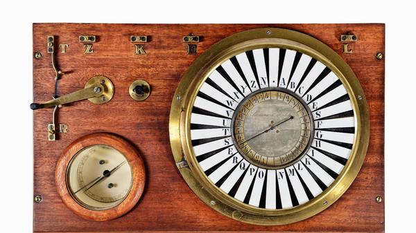 Dieser Zeigertelegraf ist das erste marktreife Produkt, das dort entstand - es ist herkömmlichen Geräten jener Zeit überlegen. Schon im Folgejahr 1848 erhält die junge Firma den Auftrag, die erste Ferntelegrafenverbindung Europas zu bauen.