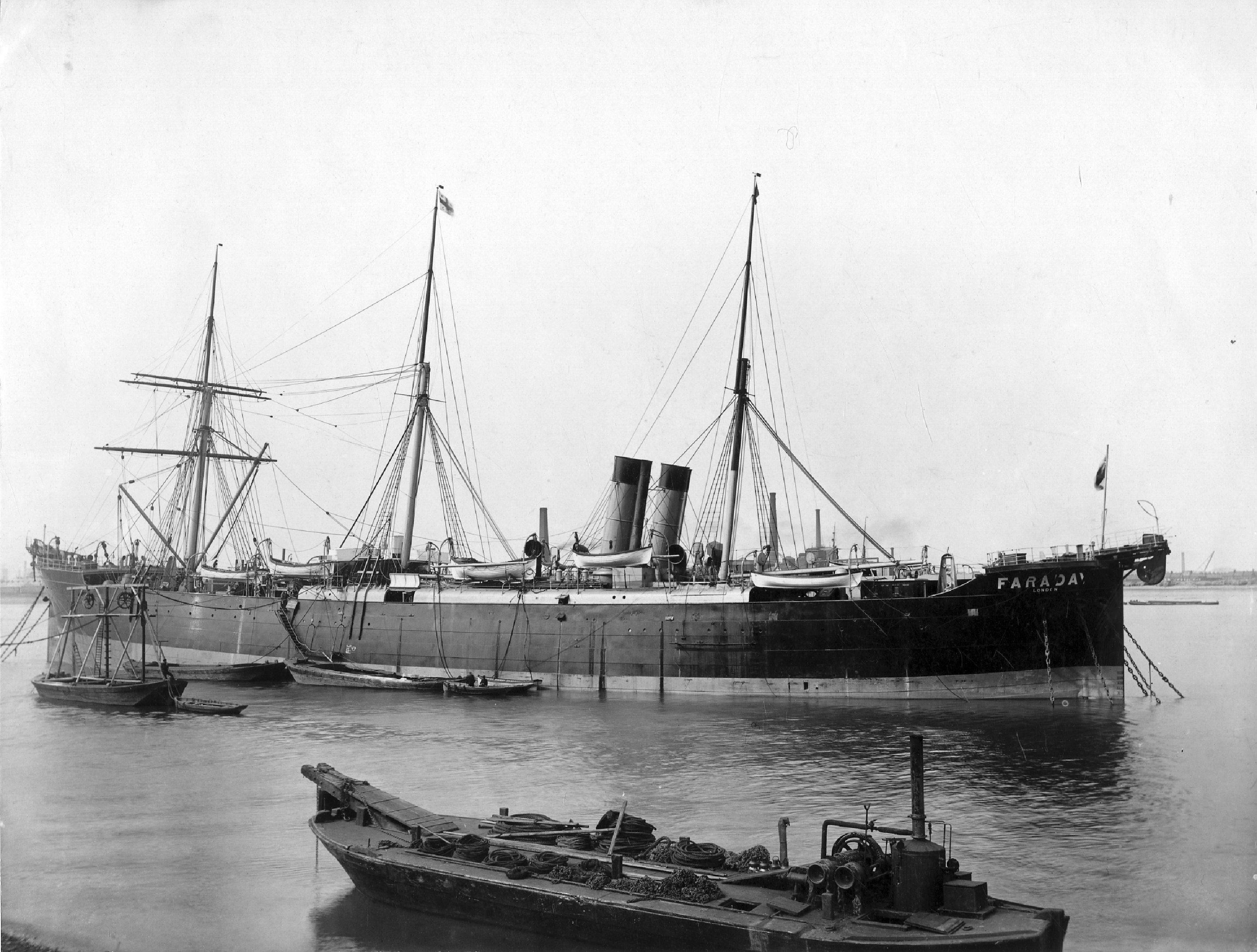 In den 1870ern drängt Carl von Siemens, der Bruder des Firmengründers, darauf, durch den Bau eines interkontinentalen Seekabels einen neuen, lukrativ erscheinenden Markt in Übersee zu erschließen. 1874 beginnt mithilfe der „Faraday“, eines eigens für diese Zwecke konstruierten Kabeldampfers, die Verlegung von Irland über Neufundland bis an die amerikanische Küste. 