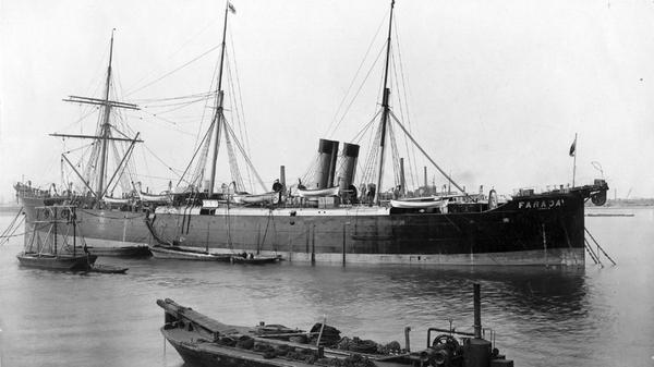 In den 1870ern drängt Carl von Siemens, der Bruder des Firmengründers, darauf, durch den Bau eines interkontinentalen Seekabels einen neuen, lukrativ erscheinenden Markt in Übersee zu erschließen. 1874 beginnt mithilfe der „Faraday“, eines eigens für diese Zwecke konstruierten Kabeldampfers, die Verlegung von Irland über Neufundland bis an die amerikanische Küste.