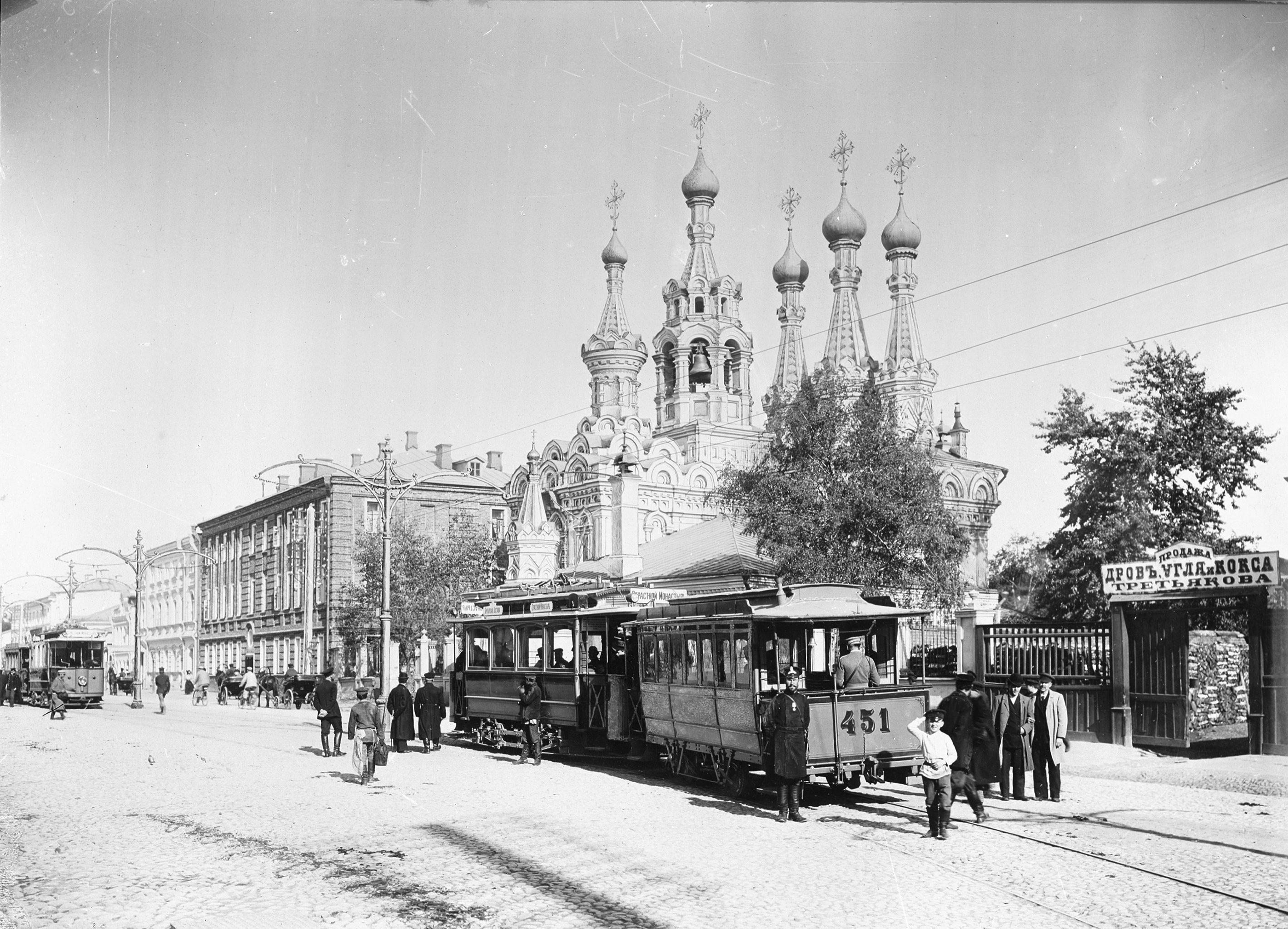 Die fortschrittlichen Produkte und Fahrzeuge aus Berlin waren auch im Ausland sehr begehrt: Hier eine Straßenbahn mit Siemens-Knowhow vor der Mariä-Geburt-Kirche zu Putinki in Moskau, fotografiert im Jahr 1899.