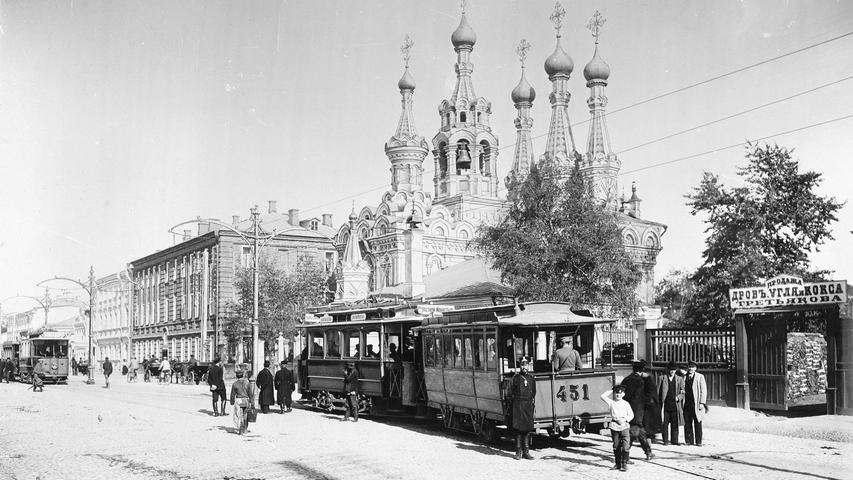 Die fortschrittlichen Produkte und Fahrzeuge aus Berlin waren auch im Ausland sehr begehrt: Hier eine Straßenbahn mit Siemens-Knowhow vor der Mariä-Geburt-Kirche zu Putinki in Moskau, fotografiert im Jahr 1899.