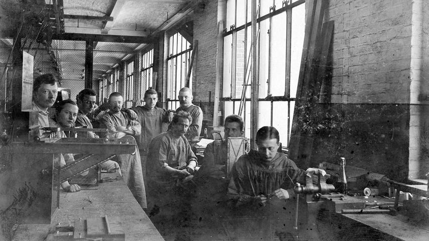 Ein Blick in die Werkstatt von Siemens & Halske um das Jahr 1897 herum.