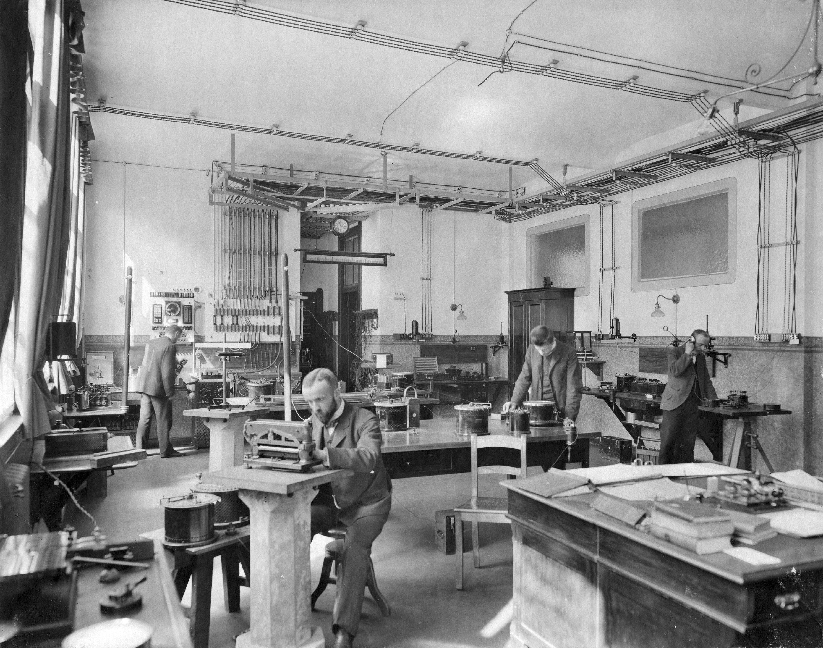 Anfangs gab es an verschiedenen Siemens-Werken kleine, standortgebundene Laboratorien. Mit dem Ziel, die Technologie- und Innovationsbasis langfristig zu sichern, wird 1905 ein zentrales Labor gegründet, wo an neuen Werkstoffen und Erfindungen getüftelt wird.