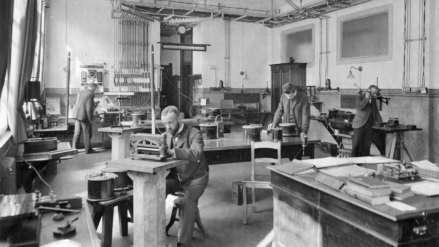 Anfangs gab es an verschiedenen Siemens-Werken kleine, standortgebundene Laboratorien. Mit dem Ziel, die Technologie- und Innovationsbasis langfristig zu sichern, wird 1905 ein zentrales Labor gegründet, wo an neuen Werkstoffen und Erfindungen getüftelt wird.