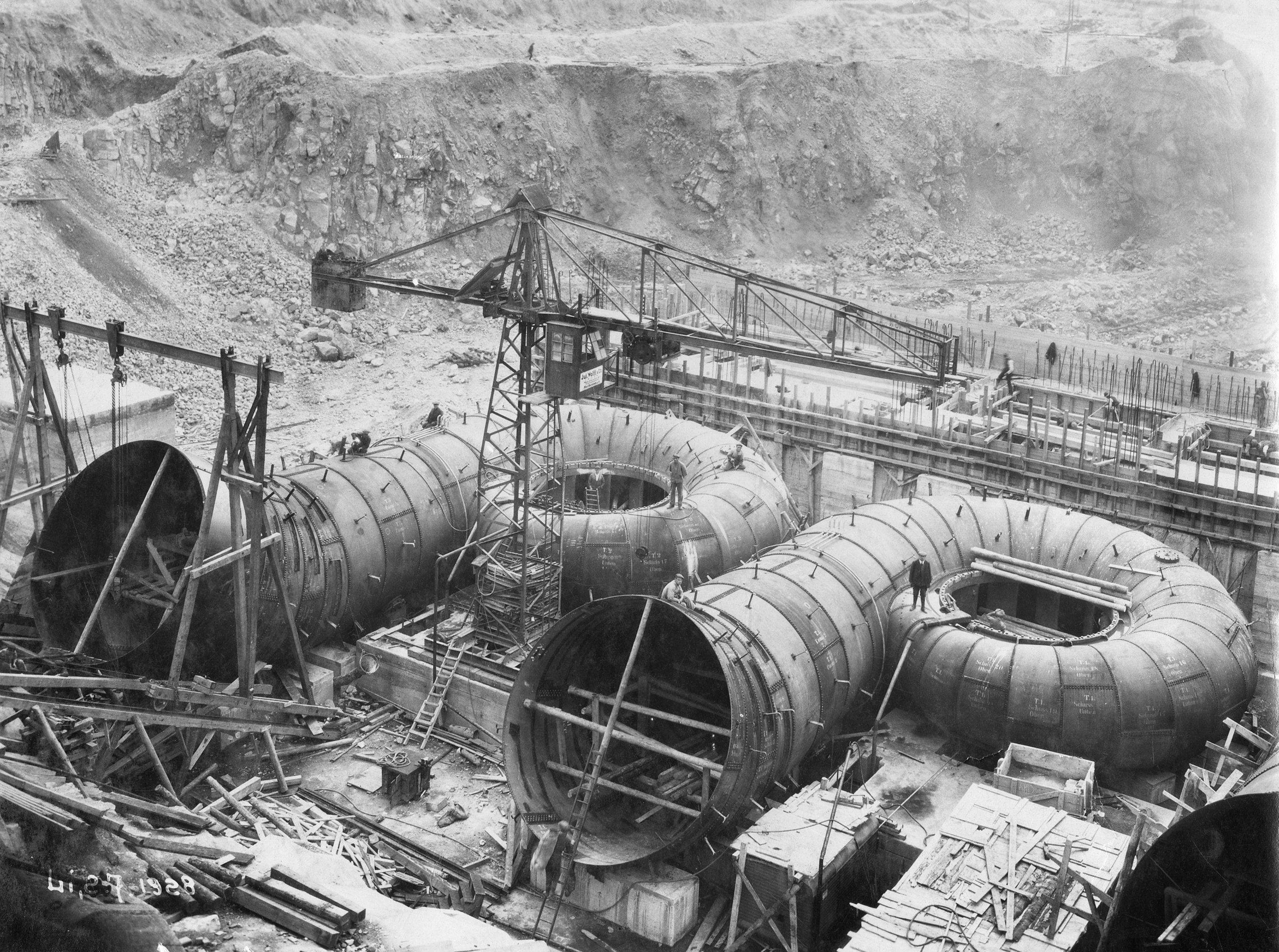 Anfang der 1920er Jahre haben weite Teile des irischen Freistaats keinen Zugang zu elektrischem Strom. Dies ändert sich mit Inbetriebnahme des Wasserkraftwerks Ardnacrusha im Jahr 1929. Als Generalunternehmer und Lieferant der elektrischen Ausrüstung verantworten die Siemens-Schuckertwerke Planung und Bau des Laufwasser-Drehstrom-Kraftwerks am Fluß Shannon.