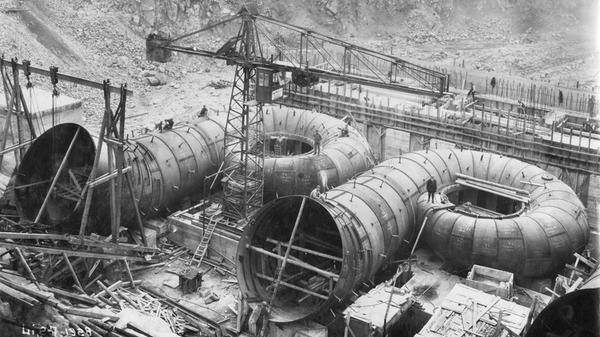 Anfang der 1920er Jahre haben weite Teile des irischen Freistaats keinen Zugang zu elektrischem Strom. Dies ändert sich mit Inbetriebnahme des Wasserkraftwerks Ardnacrusha im Jahr 1929. Als Generalunternehmer und Lieferant der elektrischen Ausrüstung verantworten die Siemens-Schuckertwerke Planung und Bau des Laufwasser-Drehstrom-Kraftwerks am Fluß Shannon.