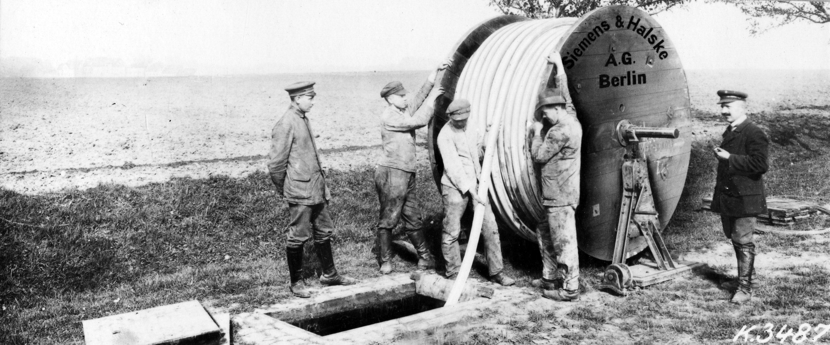 Kabel wurden schon damals unterirdisch verlegt - hier im Bild Arbeiter bei der Verlegung des Rheinlandkabels zwischen Berlin und Magdeburg im Jahr 1912.