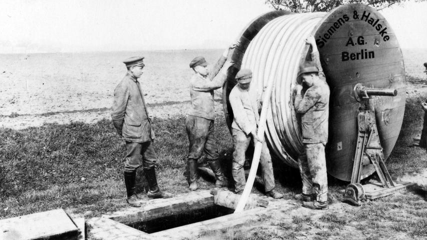 Kabel wurden schon damals unterirdisch verlegt - hier im Bild Arbeiter bei der Verlegung des Rheinlandkabels zwischen Berlin und Magdeburg im Jahr 1912.