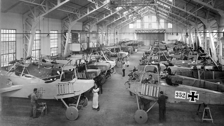 Seit 1909 ist Siemens in der Luftfahrt engagiert und konstruiert eigene Doppeldecker. Im Ersten Weltkrieg ist der Konzern wie zahlreiche Unternehmen der Branche in die Rüstungsproduktion eingebunden. 