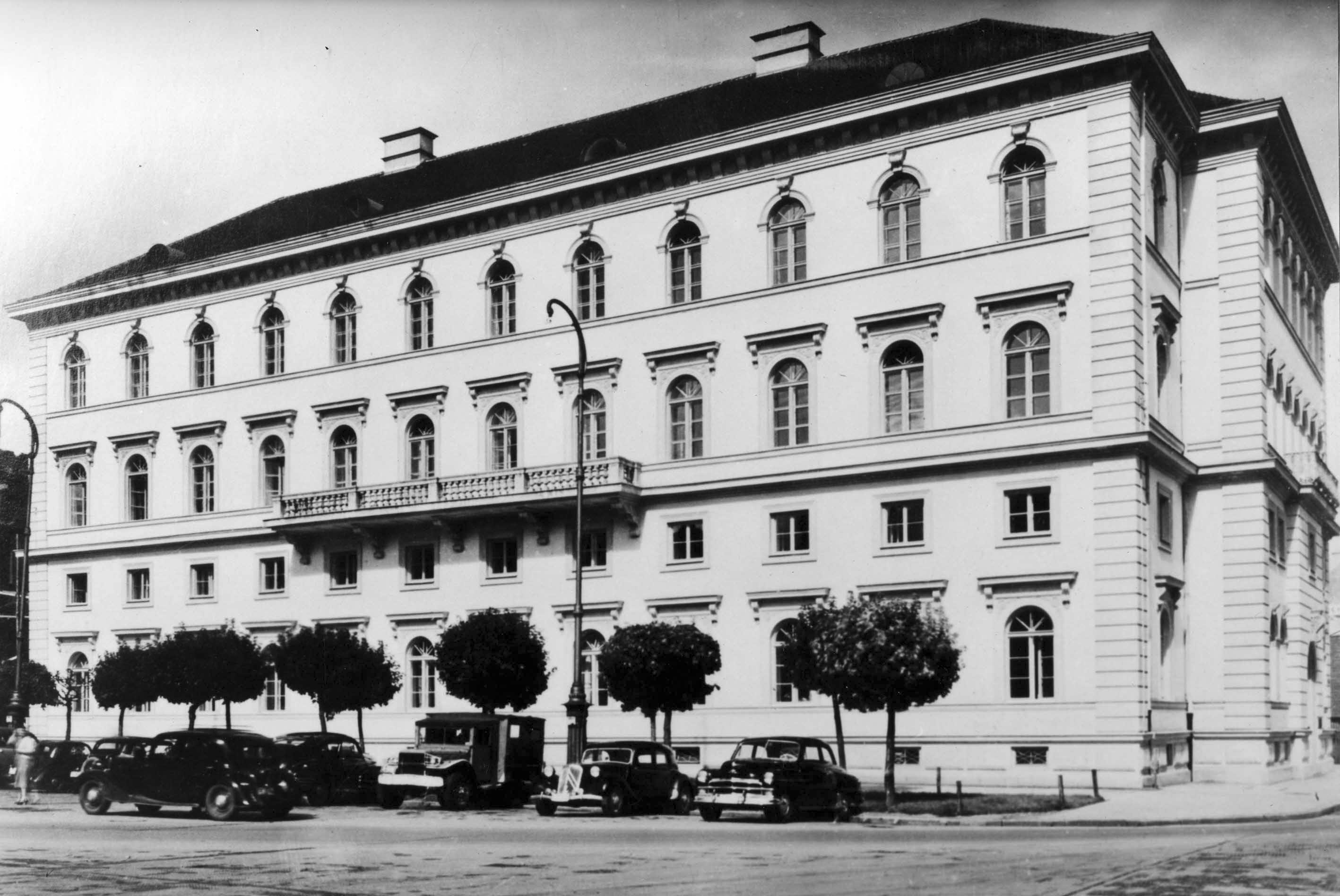 Nach dem 2. Weltkrieg waren die Produktionsstätten in Berlin weitgehend zerstört. Die neue Firmenzentrale wird in München am Wittelsbacher Platz angesiedelt.