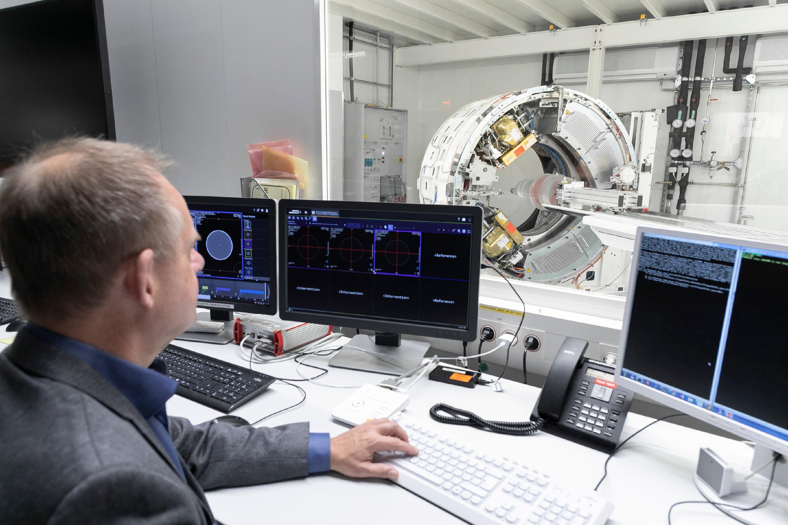 Inzwischen hat der Konzern nach mehreren Umstrukturierungen drei wesentliche Standbeine: Dazu gehört die Sparte Medizintechnik (Siemens Healthineers). Hier im Bild (im Hintergrund) zu sehen der erste quantenzählende Computertomograph der Welt im Zuge einer Messreihe, entwickelt am Standort Forchheim.