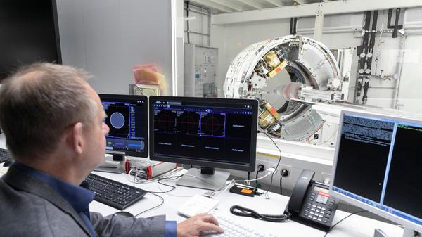 Inzwischen hat der Konzern nach mehreren Umstrukturierungen drei wesentliche Standbeine: Dazu gehört die Sparte Medizintechnik (Siemens Healthineers). Hier im Bild (im Hintergrund) zu sehen der erste quantenzählende Computertomograph der Welt im Zuge einer Messreihe, entwickelt am Standort Forchheim.