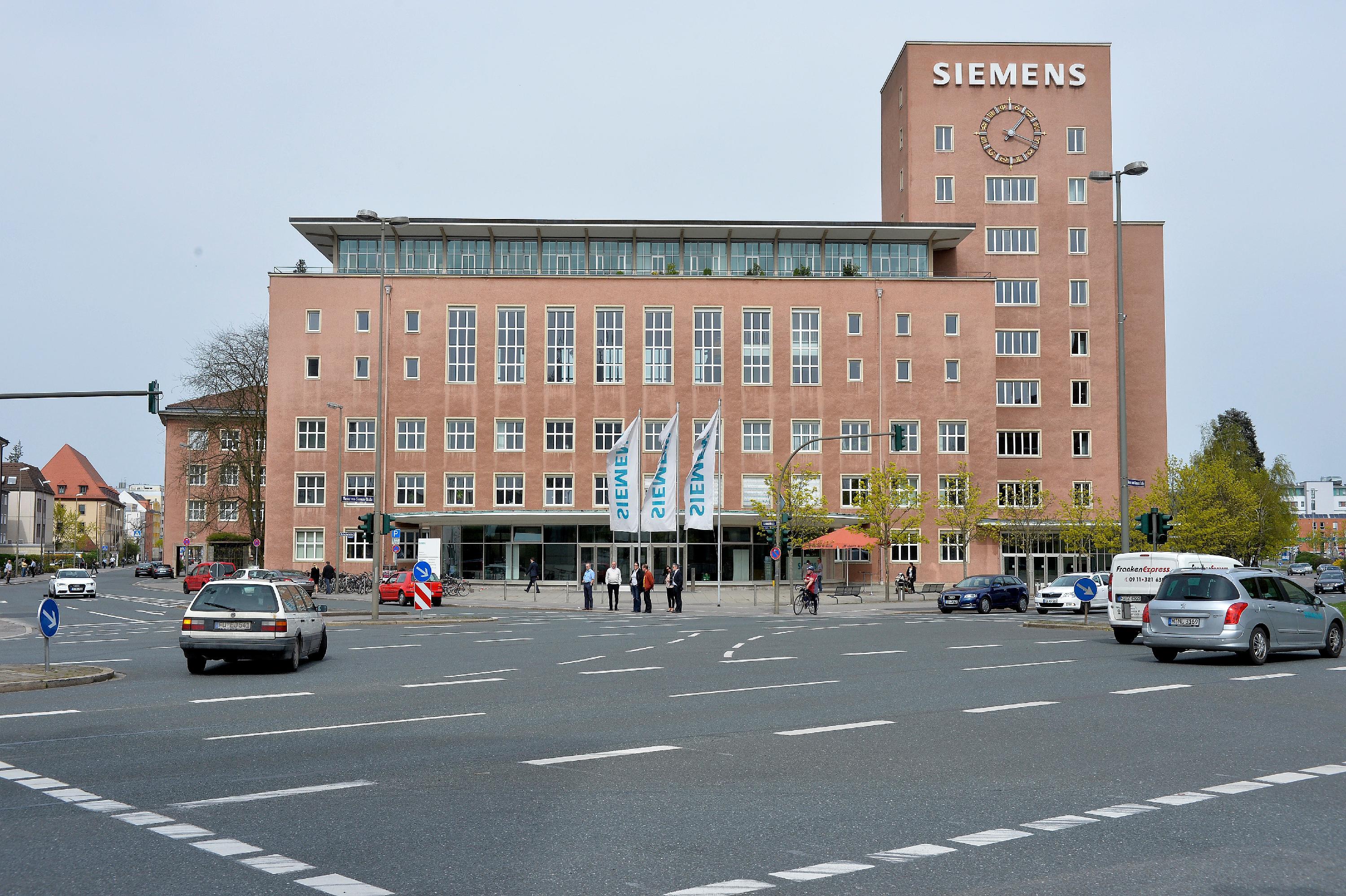 Über viele Jahre ein Sinnbild für das Engagement des Konzerns in Franken: Das alte Siemens-Gebäude an der Werner-von-Siemens-Straße in Erlangen, im Volksmund wegen seiner besonderen Färbung bei tief stehender Sonne gern "Himbeerpalast" genannt.