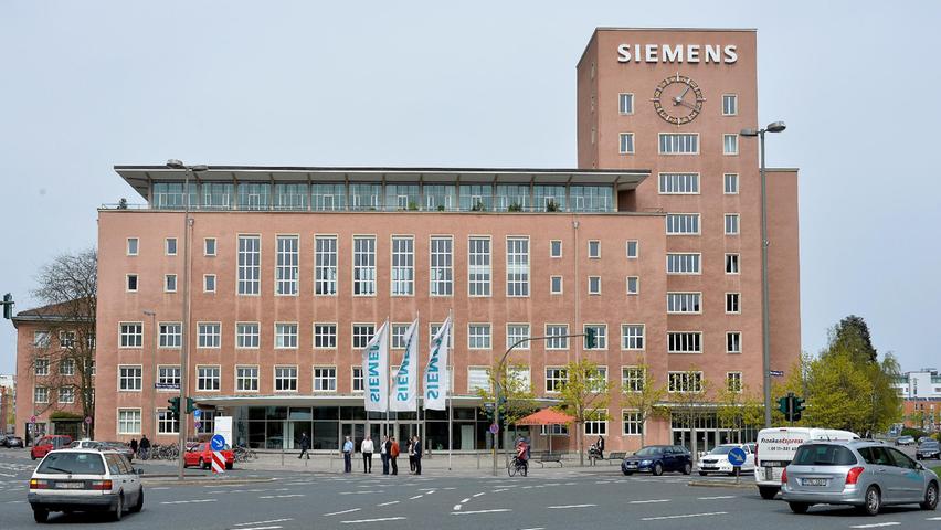 Über viele Jahre ein Sinnbild für das Engagement des Konzerns in Franken: Das alte Siemens-Gebäude an der Werner-von-Siemens-Straße in Erlangen, im Volksmund wegen seiner besonderen Färbung bei tief stehender Sonne gern "Himbeerpalast" genannt.