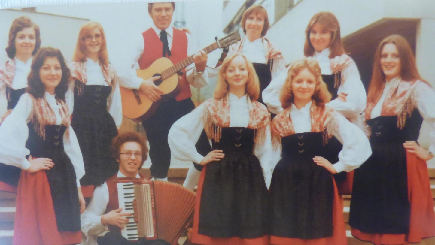 Die Waischenfelder Burgmadla. Die Aufnahme zeigt die Gruppe in den Anfangsjahren ihrer Auftritte.
