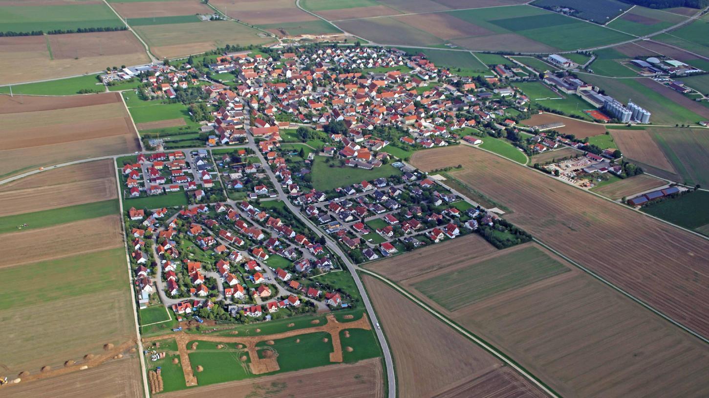 Ab Dienstag wird die Staatsstraße 2230 bei Dittenheim wegen Arbeiten an der Asphaltdecke gesperrt. Ab Dienstag wird die Staatsstraße 2230 bei Dittenheim wegen Arbeiten an der Asphaltdecke gesperrt.