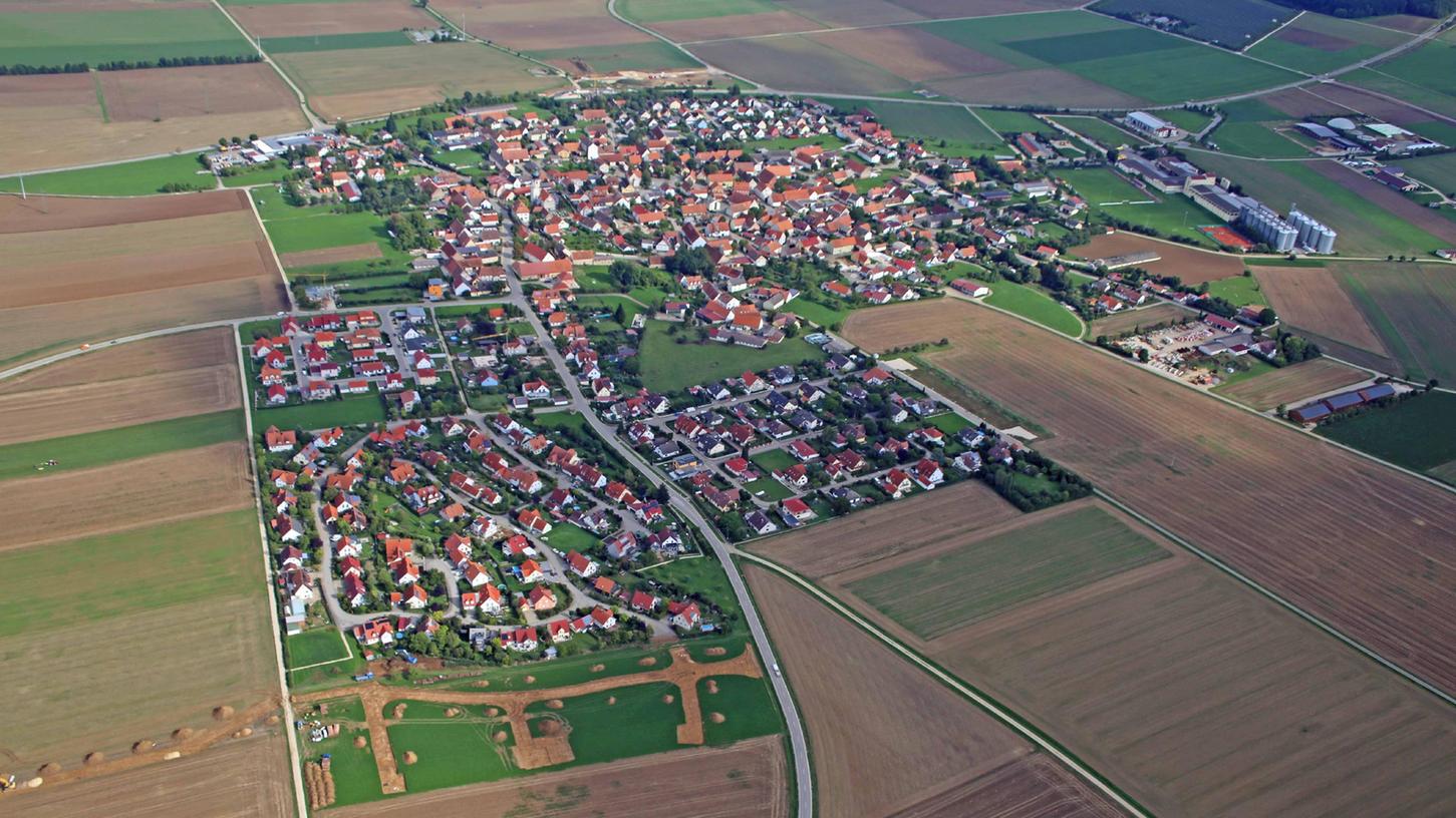 Ab Dienstag wird die Staatsstraße 2230 bei Dittenheim wegen Arbeiten an der Asphaltdecke gesperrt.