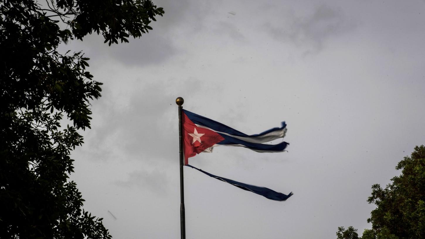 Eine kubanische Flagge, von "Ian" zerfetzt: Nach dem verheerenden Hurrikan haben viele Menschen in Kuba weiter keinen Strom.