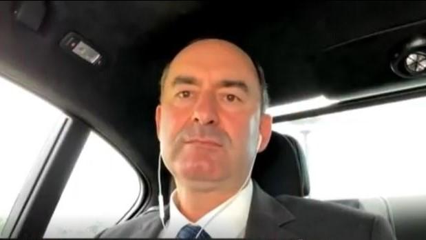 Als der Klimaforscher Christian Scharun gegen Hubert Aiwanger austeilte, konterte dieser - und sorgte damit für gewaltige Häme im Netz. Denn: Den Tweet vom 29. September 2022, in dem er sich ordentlich selbst lobte, verfasste er mit seinem eigenen Account und schrieb: "Herr Aiwanger, wir bräuchten mehr Politiker wie sie, mit Verstand und Pragmatik. Mit dem Ohr am Bürger, und nicht wie viele andere weltfremd im Wolkenkuckucksheim! Sie sind ein Kämpfer und haben sich ihren Posten als bayr. Wirtschaftsminister hart erarbeitet gegen Widerstände!" Ob er wohl vergessen hat, auf seinen Fake-Account zu wechseln? Das vermuten viele Userinnern und User im Netz. Eine peinliche Panne.