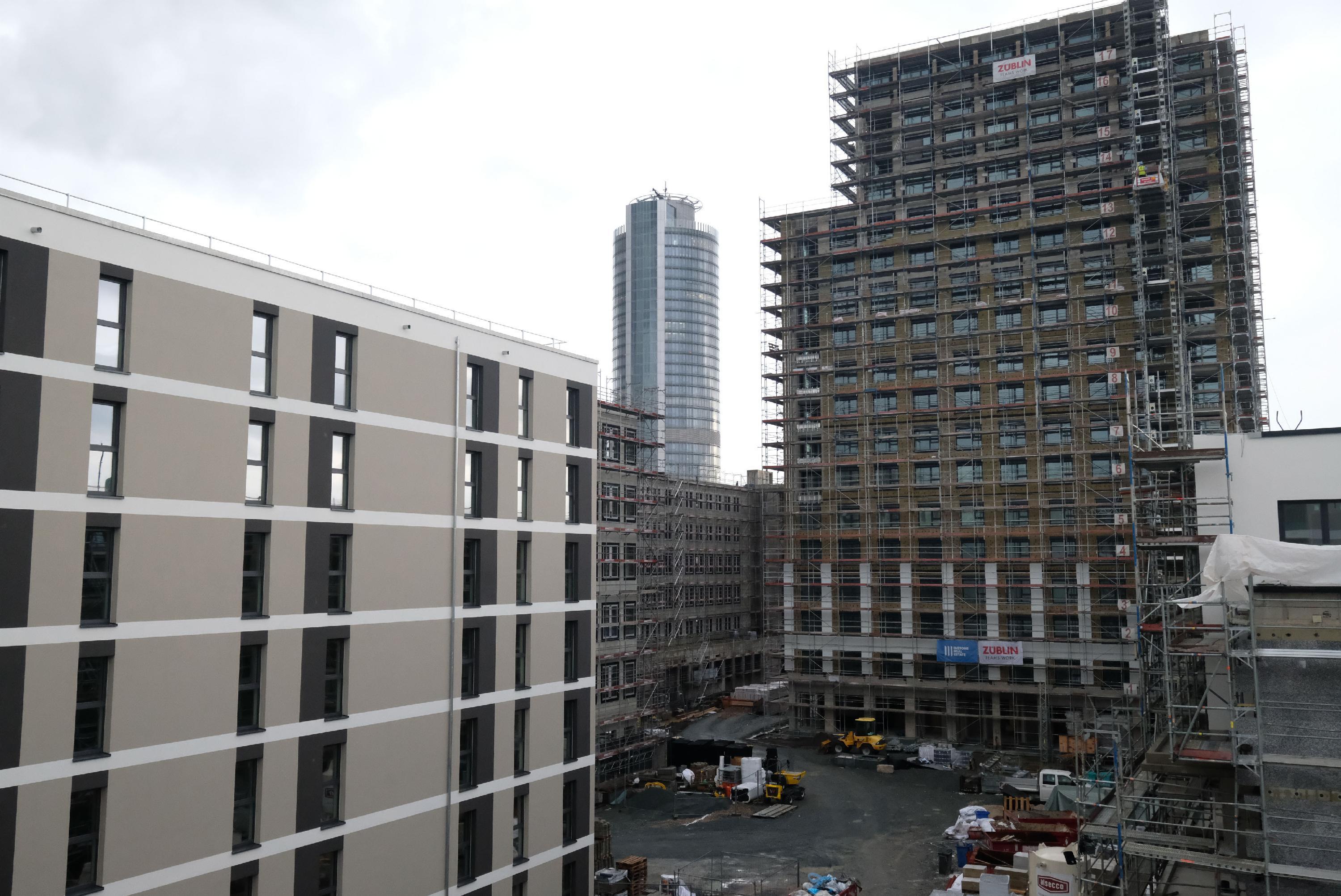 Links sind die geförderten Wohnungen zu sehen, rechts der Wohnturm mit den frei finanzierten Wohnungen. Hinten erkennt man den Business Tower der Nürnberger Versicherung. Die dazwischen verlaufende Ostendstraße soll abschnittsweise generalsaniert werden. Mehr Bäume soll es dort dann geben und auch einen Radweg.