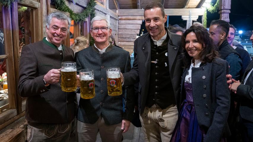 Apple-Chef Tim Cook ließ sich auf dem diesjährigen Oktoberfest erblicken und trank eine Maß, unter anderem mit dem deutschen Moderator Kai Pflaume.