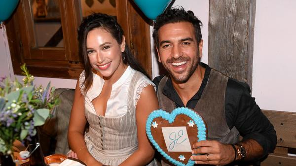 Der erfolgreiche deutsch Schauspieler Elyas M'Barek besuchte das Oktoberfest gemeinsam mit seinem Frau Jessica. Erst vor Kurzem teilte der Star auf Instagram mit, dass die beiden geheiratet hatten.