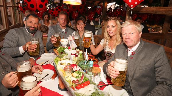 Nagelsmann und seine Freundin Wurzenberger trafen sich auch noch mit Svenja und Oliver Kahn im Käferzelt.