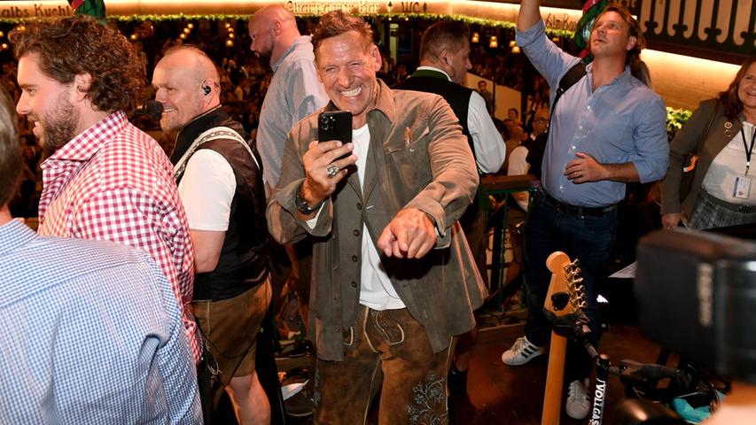 Der Schauspieler Ralf Moeller machte auf der Bühne des Marstall Festzeltes lustig voller Freude Fotos mit dem Handy.
