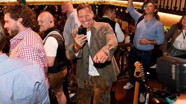Der Schauspieler Ralf Moeller machte auf der Bühne des Marstall Festzeltes lustig voller Freude Fotos mit dem Handy.
