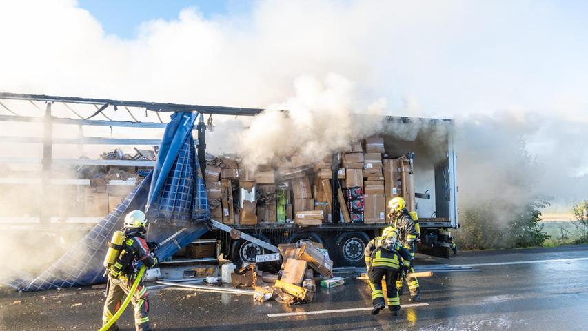 Am Freitagabend bemerkte der 33-jähriger Lkw-Fahrer auf der Jurastraße in Richtung Buttenheim, wie starker Rauch und Flammen zwischen seiner Fahrerkabine und dem Auflieger aufstiegen. 