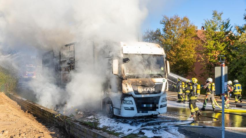 Die Freiwilligen Feuerwehren Buttenheim, Altendorf und Seußling waren mit rund 50 Einsatzkräfte vor Ort und konnten den Brand unter Kontrolle bringen. 