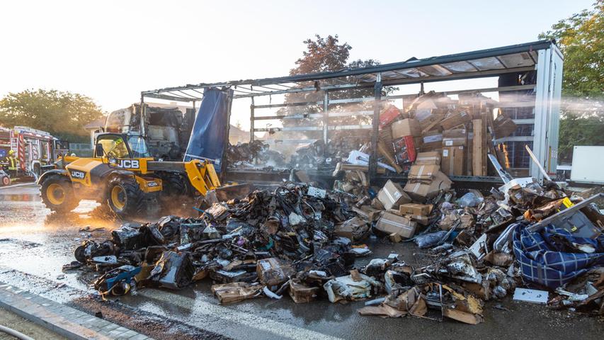 Mit Amazon-Paketen beladen: Lkw steht in Franken in Vollbrand - Hoher Schaden