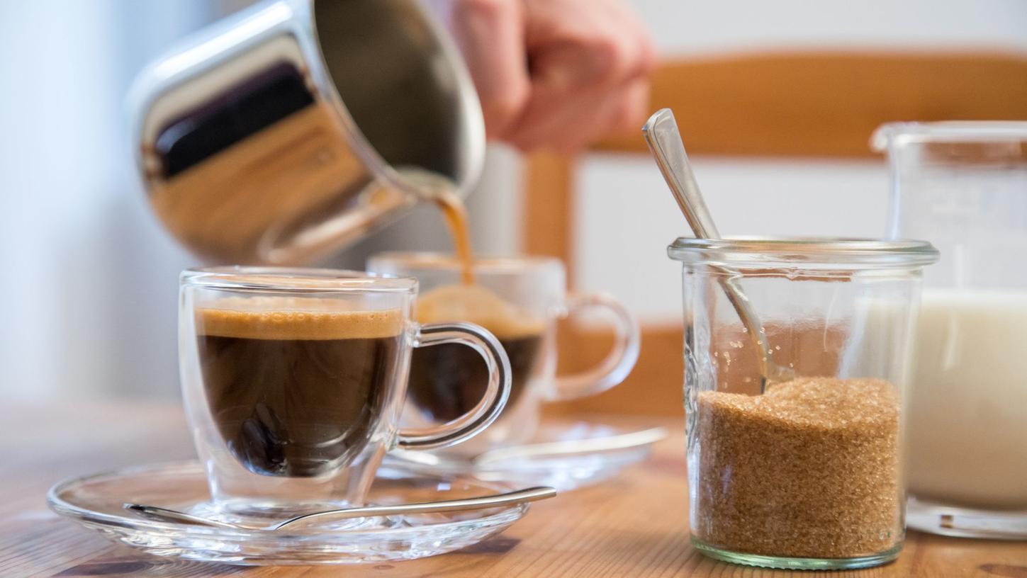 Für den Espresso aus dem Espressokocher sollten Kaffeebohnen frisch gemahlen werden - nicht zu grob, sonst schmeckt er sauer, nicht zu fein, sonst schmeckt er bitter.